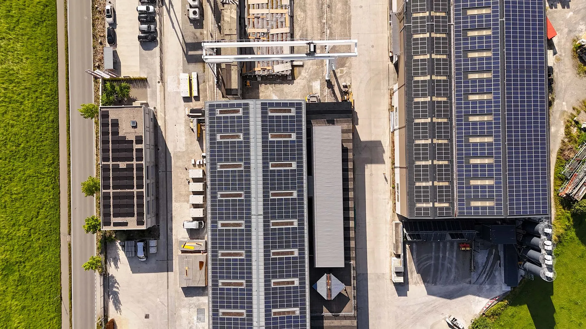 Werk Sachseln/Giswil heute — auf den Werkdächern wird Solarstrom produziert, teilweise durch externe Betreiber.