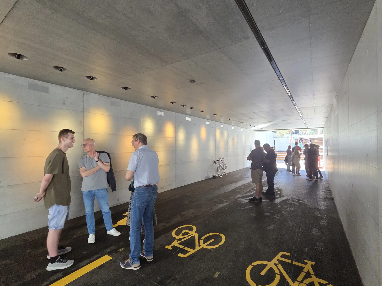 Fertige Personenunterführung in Sichtbeton mit Velostreifen und Deckenbeleuchtung.