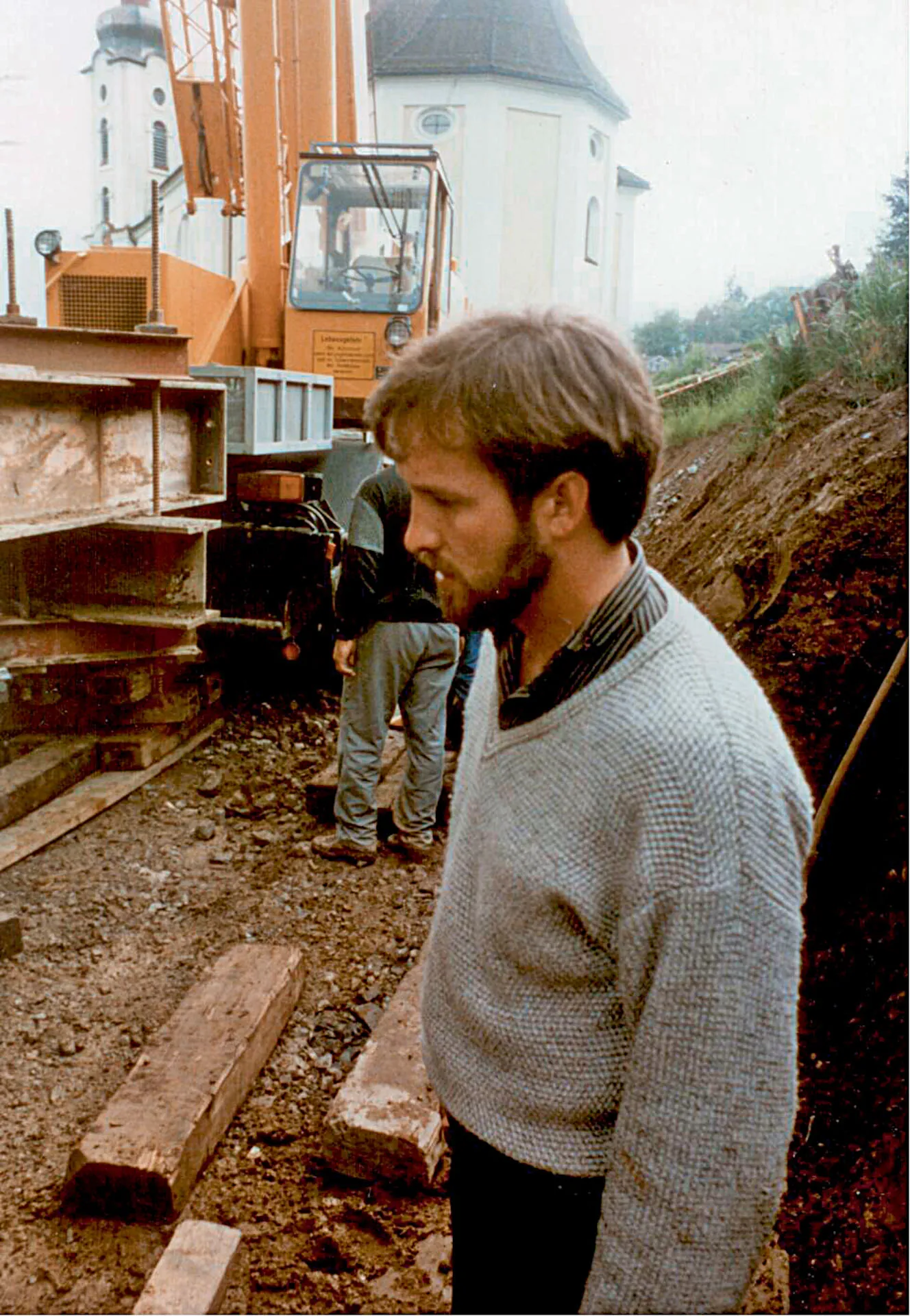 1977 — Fredy Fanger tritt in die Firma ein und bleibt ihr — mit kurzem Unterbruch für die Bauführerschule — bis heute verbunden.
