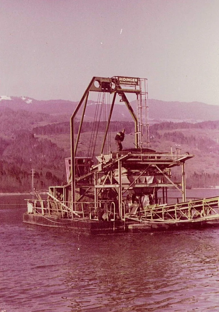 Der Schwimmbagger Ridinger im Sarnersee — Material aus bis zu 30 m Tiefe. Nach seinem Kentern 1989 ersetzte ihn der Mohr.