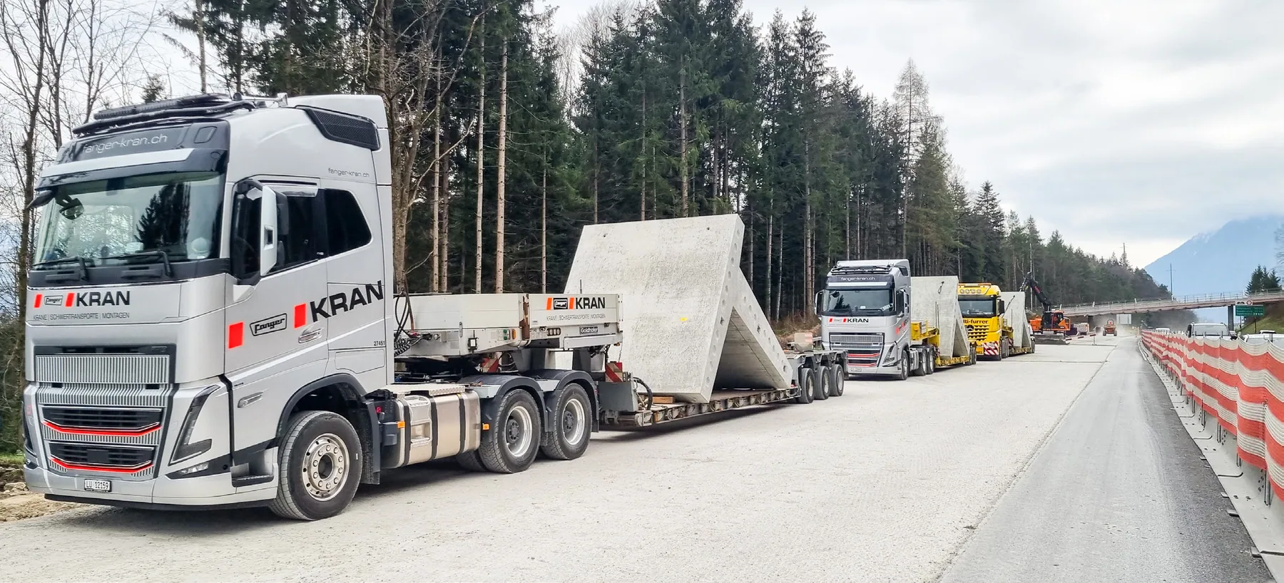 Schwertransport-Kolonne von Fanger Kran mit Betonelementen