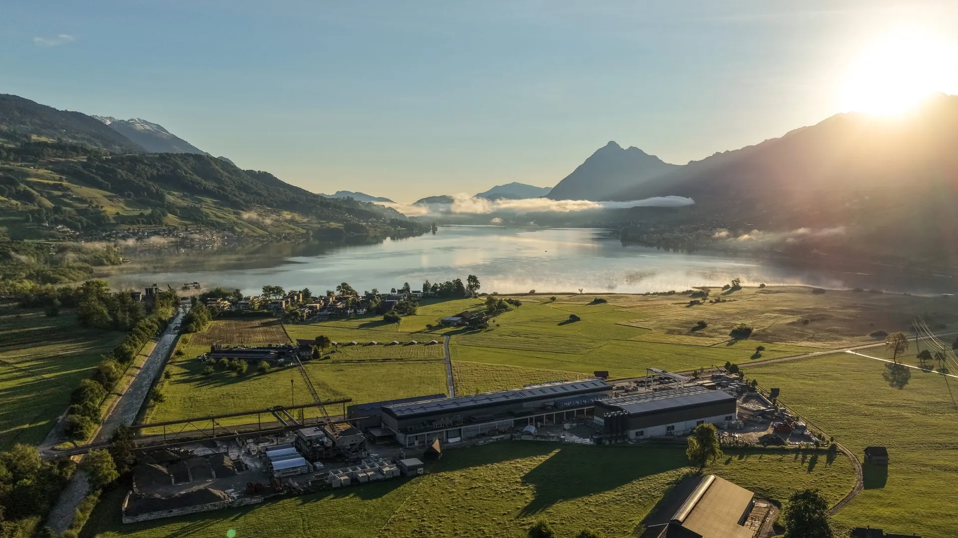 Werk Schwerzbachstrasse, Sachseln/Giswil — Hauptsitz seit 1962. Drohnenaufnahme Mai 2026 mit Blick auf den Sarnersee.
